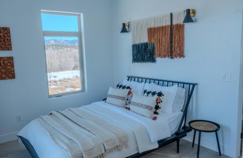 Hatch House | Brycegate Retreat. Stunning Views. Modern Comforts.
