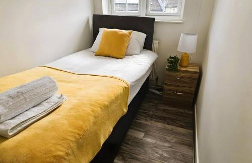 Harlow Apartment | BSE Homes & Properties Ltd 4-Bedroom Home, Harlow , with Parking sleeps 6