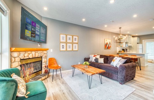 Harvie Heights House | Btfl Newly Reno 2BDM 2 Bth Sleep Up to 6 Adults+Kids Townhouse W/AC in Rockies