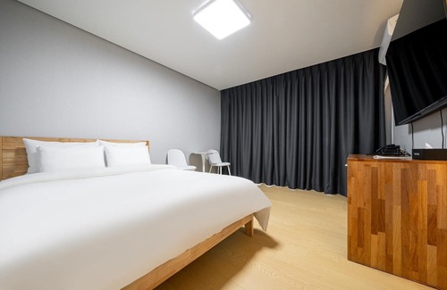 Chungmak-tong Hotel | Buan Chaeseokgang Beach Hotel