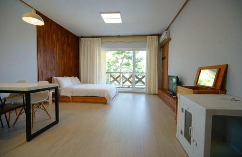 Byeonsan House | Buan Ravich pet Friendly Pension