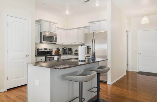 Farmington House | Bubbly Blue-Monthly Rental-3 Mi to UofA & Downtown