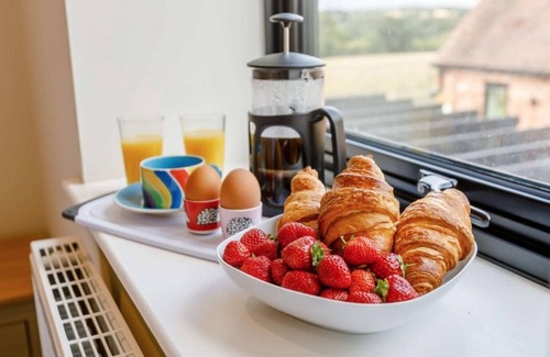 Moreton Valence Cottage | Buck Cottage-Disabled Access-3 Bed-Hot Tub-Pets