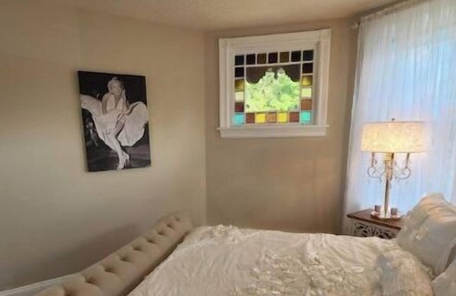 Langhorne Apartment | Bucks County Glamorous Marilyn Monroe Suite