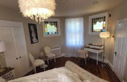 Langhorne Apartment | Bucks County Glamorous Marilyn Monroe Suite