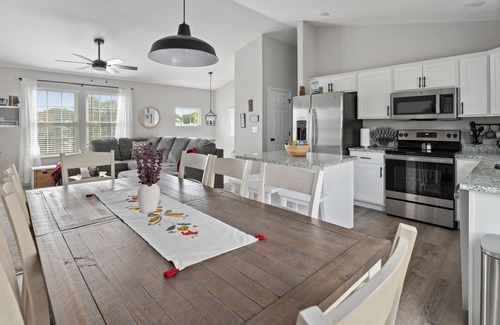 Dry Ridge House | Bud's Place: Family Friendly Spacious 5-bedroom 3 bath house with 3 KING BEDS