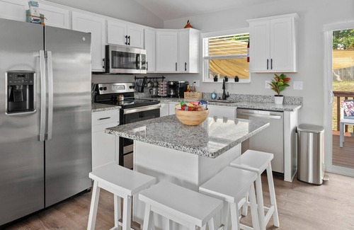 Dry Ridge House | Bud's Place: Family Friendly Spacious 5-bedroom 3 bath house with 3 KING BEDS