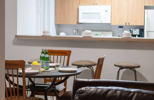 Temple Terrace Condo | Budget 4BR near USF! GYM/Pool/Grill