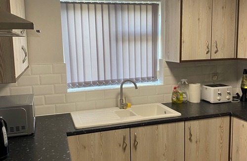 Wolverhampton House | Budget En-suite in Wolverhampton/Birmingham Rd, situated in a quiet neighborhood