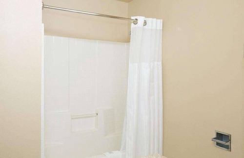 McMinnville Hotel | Budget-Friendly Accommodation in Red Lion McMinnville! On-site Pool!