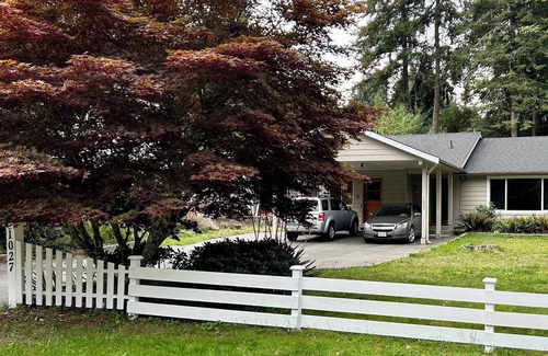 Regional District of Nanaimo House | Budget friendly Qualicum Beach home, with 2 cats & a forest in the back yard