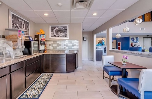 Lexington House | Budget-Friendly Property, Free Breakfast, Free Parking, Pool