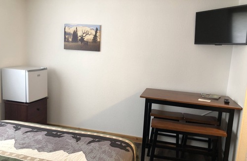 Deadwood Hotel | Budget Friendly Room 110 - Pet Friendly