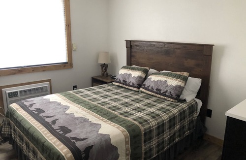 Deadwood Hotel | Budget Friendly Room 112 - Pet Friendly