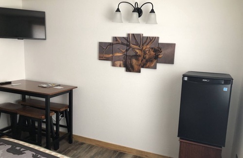 Deadwood Hotel | Budget Friendly Room 112 - Pet Friendly