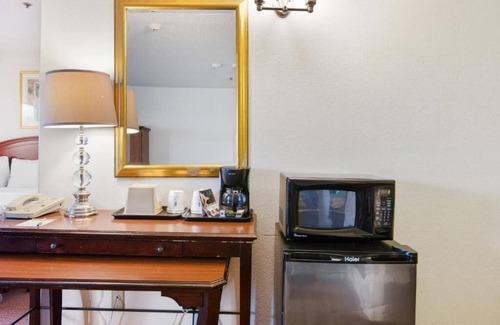 Portage Hotel | Budget-Friendly Stay Near Portage Riverwalk + Shopping & Hiking