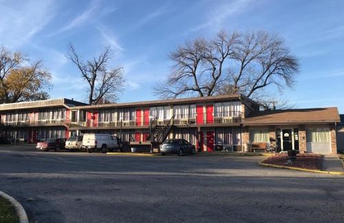 Kirksville Hotel | Budget Host Village Inn