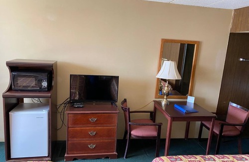 Kirksville Hotel | Budget Host Village Inn