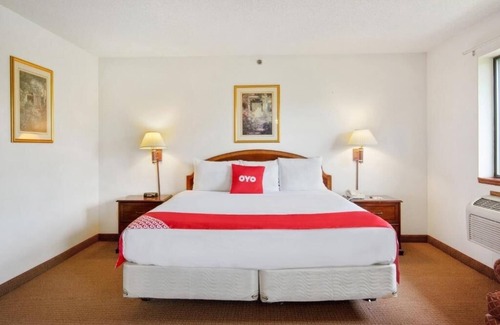 Portage Hotel | Budget Room Near Lake Michigan, Hiking Trails & Lighthouse Place Outlet Shopping