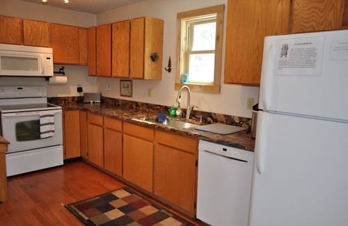 Lead Cabin | Buffalo Loft – Hot tub, wraparound deck & cozy Black Hills getaway!