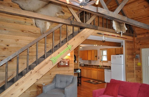 Lead Cabin | Buffalo Loft – Hot tub, wraparound deck & cozy Black Hills getaway!