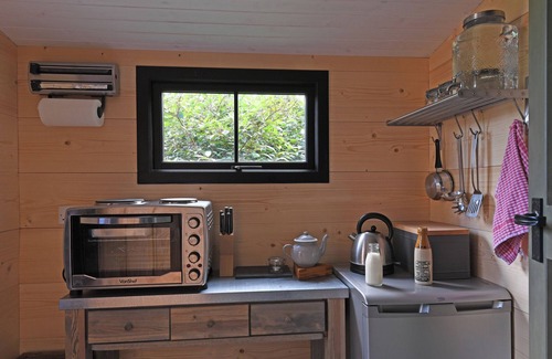 Llantwit Major Cottage | BUGAIL HUT, romantic, with open fire in Llantwit Major