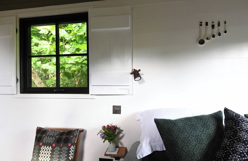 Llantwit Major Cottage | BUGAIL HUT, romantic, with open fire in Llantwit Major