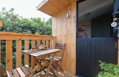 Llantwit Major Cottage | BUGAIL HUT, romantic, with open fire in Llantwit Major