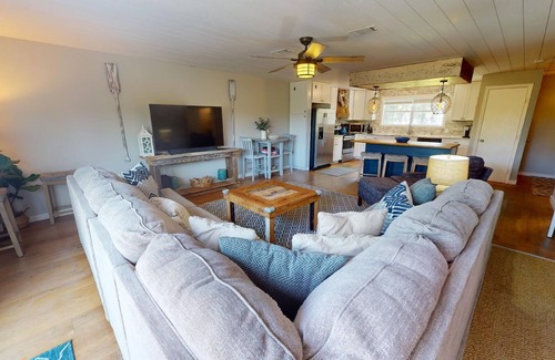 Tybee Island House | Bulldawg Beach Bunker - Small Dog Friendly