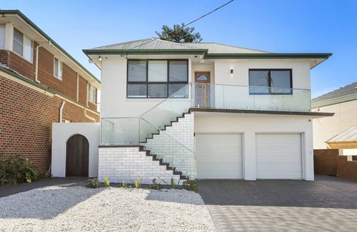 Bulli Apartment | Bulli26 Studio | Relaxing Beachside Accommodation 150m from Sandon Point Beach