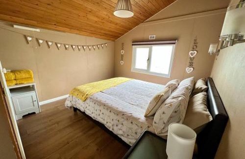 South Cerney Ski Chalet | Bumble Bee Cabin