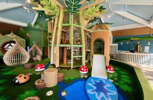 South Cerney Ski Chalet | Bumble Bee Cabin