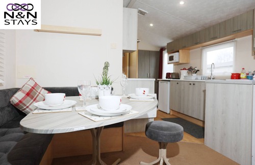 Ampney Crucis Ski Chalet | Bumble Bee Lodge, Hoburne Cotswold Holiday Park