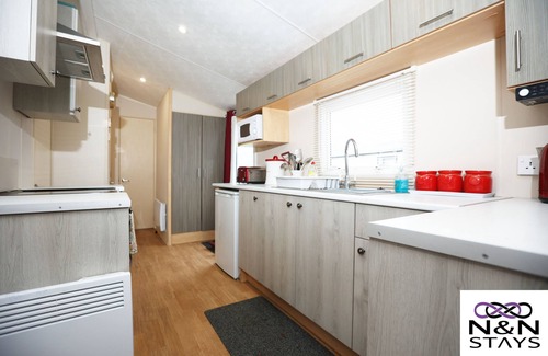 Ampney Crucis Ski Chalet | Bumble Bee Lodge, Hoburne Cotswold Holiday Park