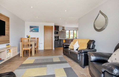Axminster Cottage | Bumble Bee - UK43396