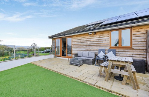 Axminster Cottage | Bumble Bee - UK43396
