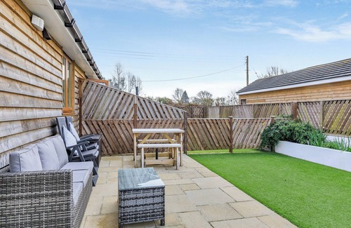 Axminster Cottage | Bumble Bee - UK43396