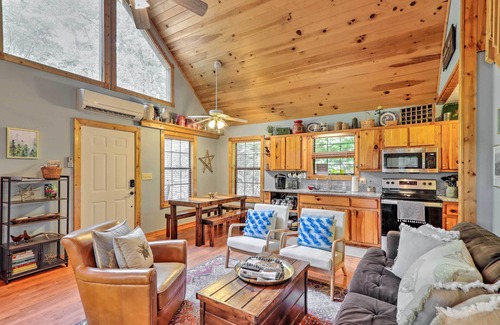 Murphy Cottage | 'Bumblebee Cottage' Murphy Retreat w/Hot Tub