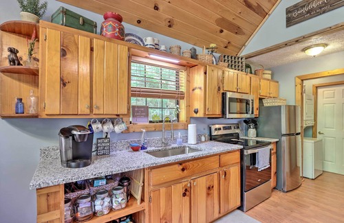 Murphy Cottage | 'Bumblebee Cottage' Murphy Retreat w/Hot Tub