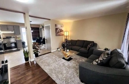 Longueuil House | Bunga-lounge: 3 BDR, Pool, Parking