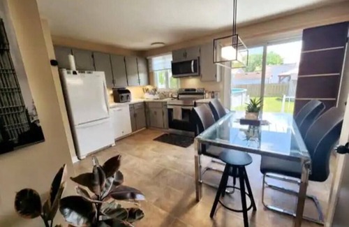 Longueuil House | Bunga-lounge: 3 BDR, Pool, Parking