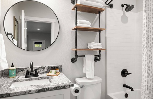 Dennis House | Bungalow 5 @ Barndo Bungalows