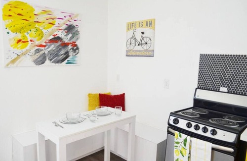 Downtown Las Vegas House | Bungalow#B 1Queen/House by Fremont St Pets+1 Story