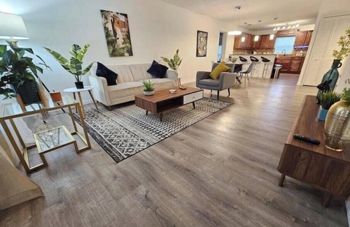 Lawsona - Fern Creek House | Bungalow DT by Lake Eola & KIA center Sleeps 12