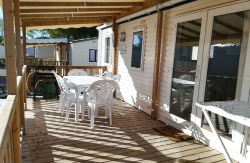 La Cote Radieuse House | Bungalow ensoleillé à Canet-en-Roussillon avec piscine partagéeA