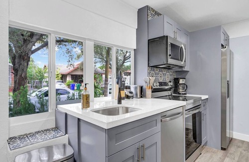 East Little Havana House | Bungalow House | 6BR pool | Little Havana