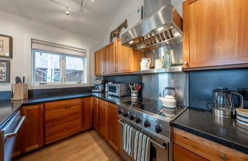 Wilson House | Bungalow in Heart of Wilson