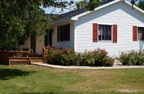 Maple City Cottage | "Bungalow" on the Sunset Side of Beautiful Glen Lake