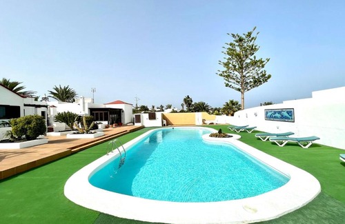 Charco del Palo Apartment | Bungalow para nudistas, con Wifi y estupenda vista la Piscina, a pocos metros de la playa