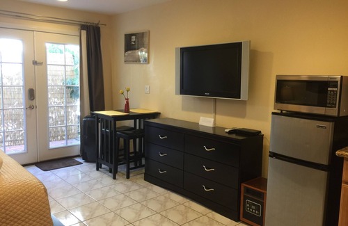 Burbank Apartment | Burbank Hills Studio With Private Entrance in a Gorgeous Area